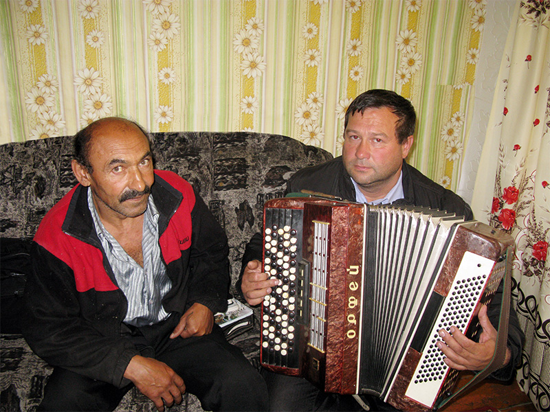 На фото: цыгане Александр и Николай (играет на аккордеоне).