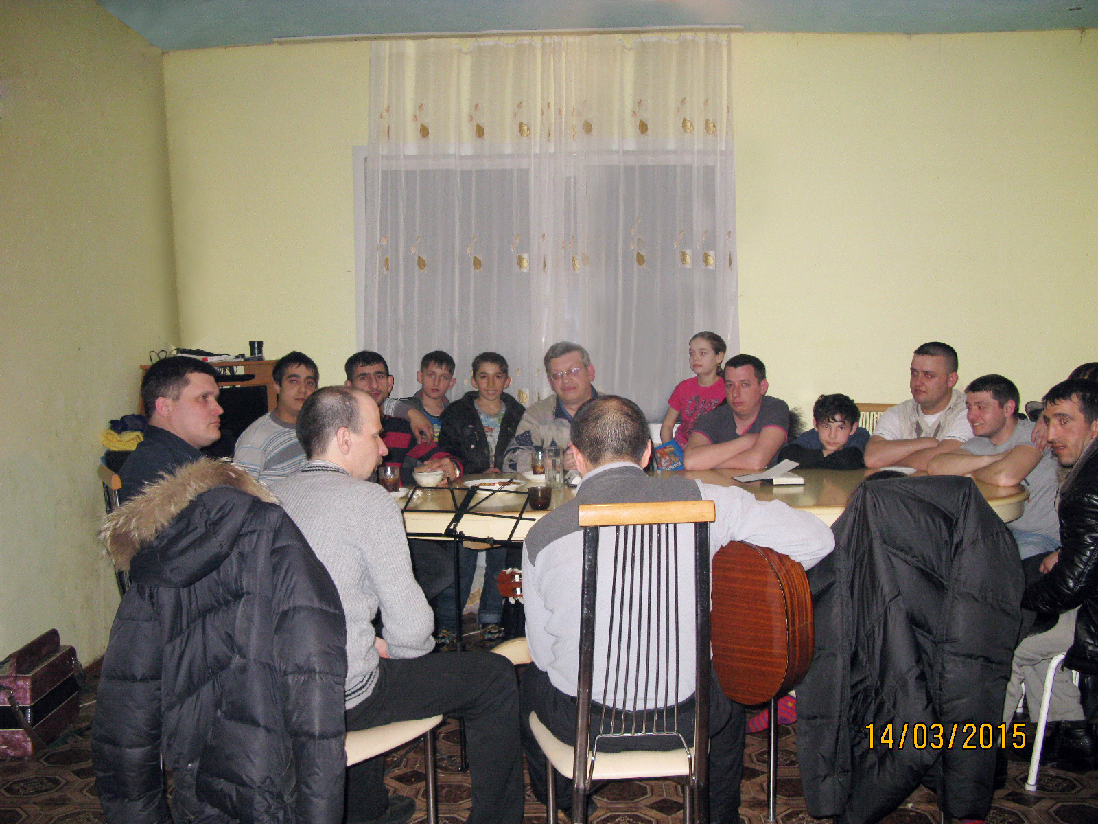На фото: так проходило христианское общение в таборе (г. Новоалтайск)